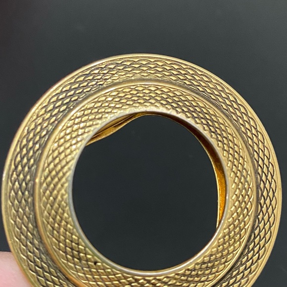 Vintage LIEBA USA Gold-tone Textured Round Wreath Scarf Clip 10g. - Picture 3 of 11